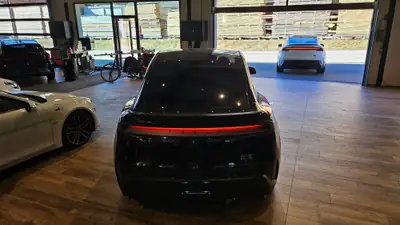 Tesla Model Y Performance AWD — SUV électrique haute performance, quasi neuf — Thumbnail 12