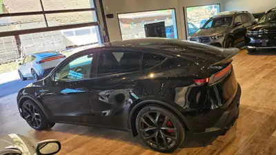 Tesla Model Y Performance AWD — SUV électrique haute performance, quasi neuf — Thumbnail 15