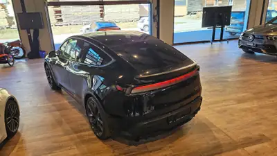 Tesla Model Y Performance AWD — SUV électrique haute performance, quasi neuf — Thumbnail 14