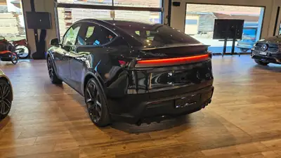 Tesla Model Y Performance AWD — SUV électrique haute performance, quasi neuf — Thumbnail 13