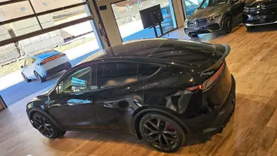Tesla Model Y Performance AWD — SUV électrique haute performance, quasi neuf — Thumbnail 16