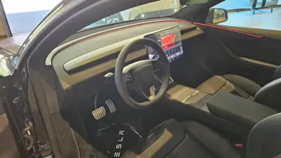 Tesla Model Y Performance AWD — SUV électrique haute performance, quasi neuf — Thumbnail 25