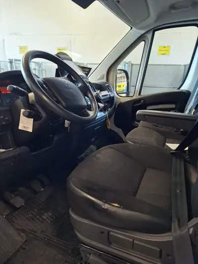Peugeot Boxer 2.2 HDI 435 Premium — Utilitaire robuste, 87'000 km, sans sinistre — côté
