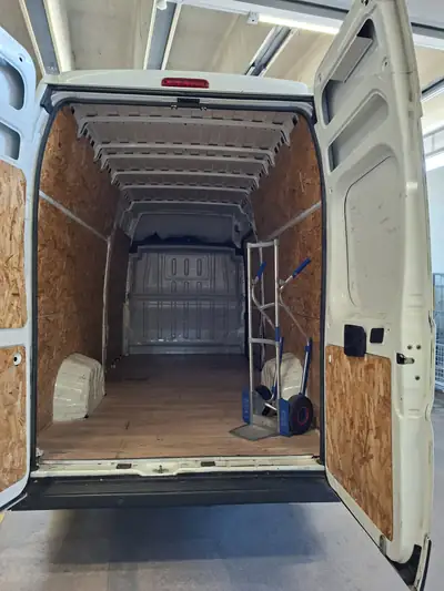 Peugeot Boxer 2.2 HDI 435 Premium — Utilitaire robuste, 87'000 km, sans sinistre — intérieur