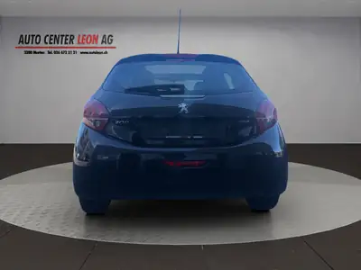 Peugeot 208 1.2 PureTech Style — Citadine économique avec toit panoramique et sans accident — dashboard