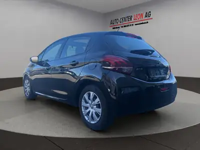 Peugeot 208 1.2 PureTech Style — Citadine économique avec toit panoramique et sans accident — interior