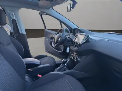 Peugeot 208 1.2 PureTech Style — Citadine économique avec toit panoramique et sans accident — Thumbnail 9