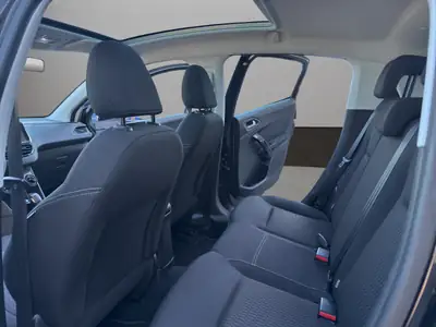 Peugeot 208 1.2 PureTech Style — Citadine économique avec toit panoramique et sans accident — Thumbnail 11