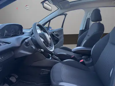 Peugeot 208 1.2 PureTech Style — Citadine économique avec toit panoramique et sans accident — Thumbnail 12