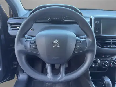 Peugeot 208 1.2 PureTech Style — Citadine économique avec toit panoramique et sans accident — Thumbnail 15