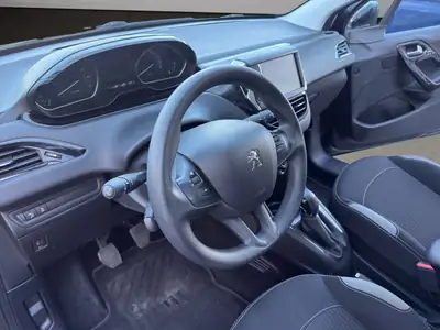 Peugeot 208 1.2 PureTech Style — Citadine économique avec toit panoramique et sans accident — Thumbnail 13