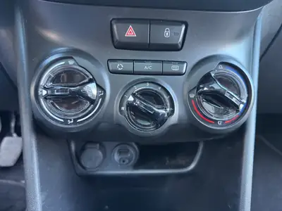 Peugeot 208 1.2 PureTech Style — Citadine économique avec toit panoramique et sans accident — Thumbnail 17