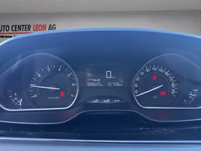 Peugeot 208 1.2 PureTech Style — Citadine économique avec toit panoramique et sans accident — Thumbnail 16