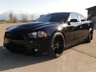 Dodge Charger SRT-8 2012 — Muscle car légendaire, 477 ch et faible kilométrage — vista esterna