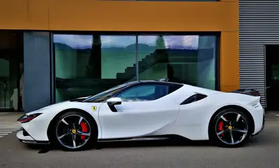Ferrari SF90 Stradale — Hypercar hybride rechargeable, 780 ch, quasi neuve à 3900 km — Außenansicht