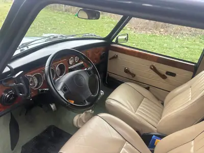 MINI 1.3i — Icône compacte des années 90, économique et attachante — vista posteriore