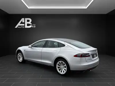 Tesla Model S 85 D — Berline électrique haute performance 525 ch, 205 000 km — rear view