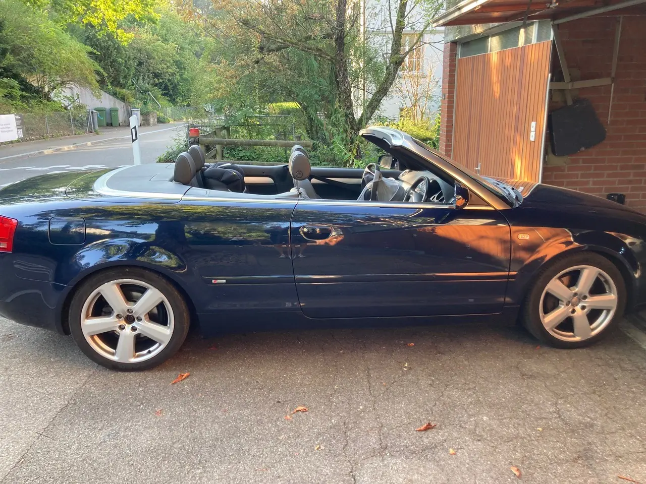 Audi A4 Cabriolet 3.0 TDI quattro S line — Élégance et performance diesel, toit ouvert — vue extérieure