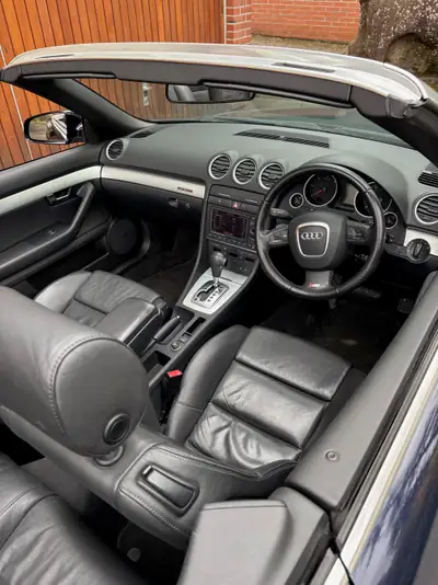 Audi A4 Cabriolet 3.0 TDI quattro S line — Élégance et performance diesel, toit ouvert — Miniature 9