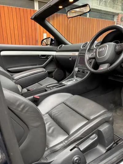 Audi A4 Cabriolet 3.0 TDI quattro S line — Élégance et performance diesel, toit ouvert — Miniature 15