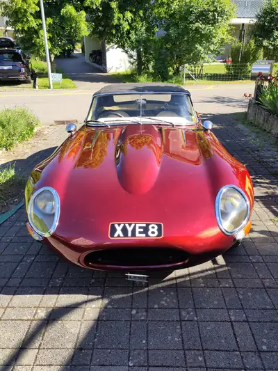 Jaguar E-Type Series 1 4.2L — Légende cabriolet des années 60, custom car des années 70 — fianco