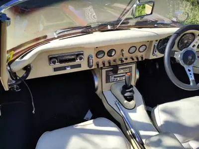 Jaguar E-Type Series 1 4.2L — Légende cabriolet des années 60, custom car des années 70 — Miniatura 8