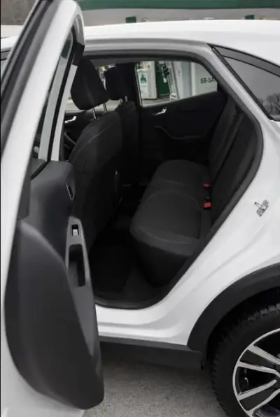 Ford Puma 1.0 MHEV Titanium — SUV urbain hybride, 68 844 km seulement — Innenraum