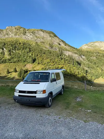 VW T4 2.5 TDI — Utilitaire robuste, moteur fiable, 326 000 km documentés — vista esterna