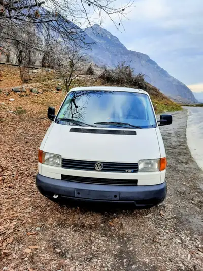 VW T4 2.5 TDI — Utilitaire robuste, moteur fiable, 326 000 km documentés — vista posteriore