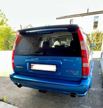 Volvo V70 R AWD — Berline sportive suédoise, 250 ch et traction intégrale — vista posteriore