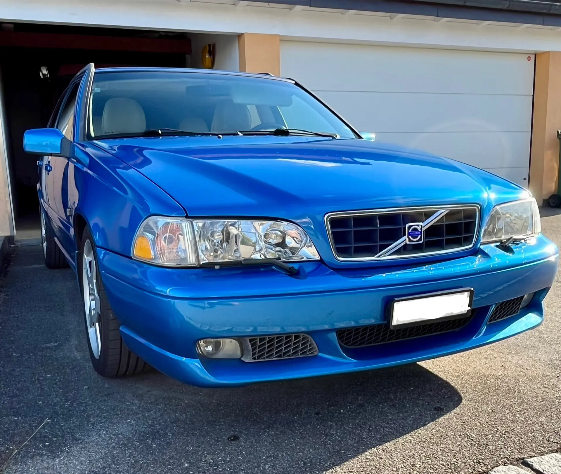 Volvo V70 R AWD — Berline sportive suédoise, 250 ch et traction intégrale — vista esterna