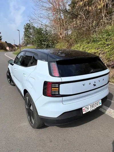 Volvo EX30 E60 Twin Ultra 2024 — SUV électrique 428ch, ultra-bas kilométrage — fianco