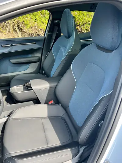 Volvo EX30 E60 Twin Ultra 2024 — SUV électrique 428ch, ultra-bas kilométrage — vista posteriore