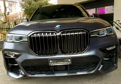 BMW X7 Dark Shadow M50i — Édition mondiale limitée à 500 exemplaires, 530 ch — vue extérieure