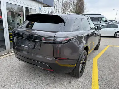 Range Rover Velar P400e – Hybride rechargeable haute performance avec 404 ch — vista posteriore