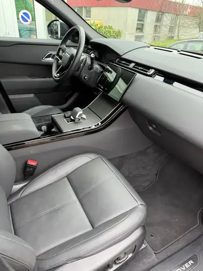Range Rover Velar P400e – Hybride rechargeable haute performance avec 404 ch — interni