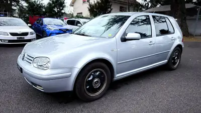 VW Golf 1.6 Comfortline — Compacte fiable des années 2000, excellent état avec pneus saison — arrière