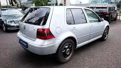 VW Golf 1.6 Comfortline — Compacte fiable des années 2000, excellent état avec pneus saison — détail
