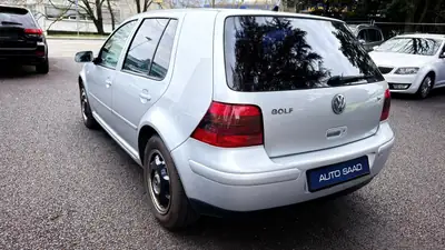 VW Golf 1.6 Comfortline — Compacte fiable des années 2000, excellent état avec pneus saison — tableau de bord
