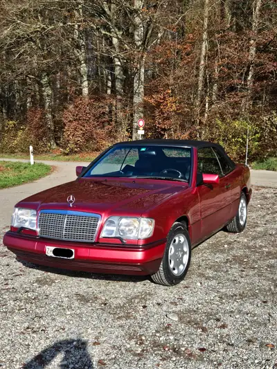 Mercedes-Benz E 320 Cabrio — Cabriolet prestige des années 90, 190'000 km — Heckansicht