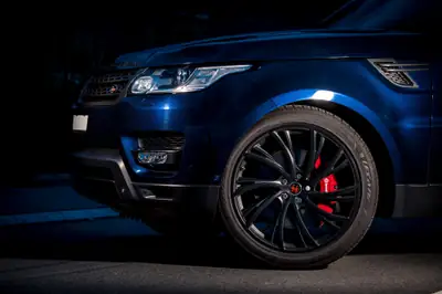 Land Rover Range Rover Sport V8 Autobiography Dynamic — 560 CV turbocompressé, luxe intégral — vue extérieure