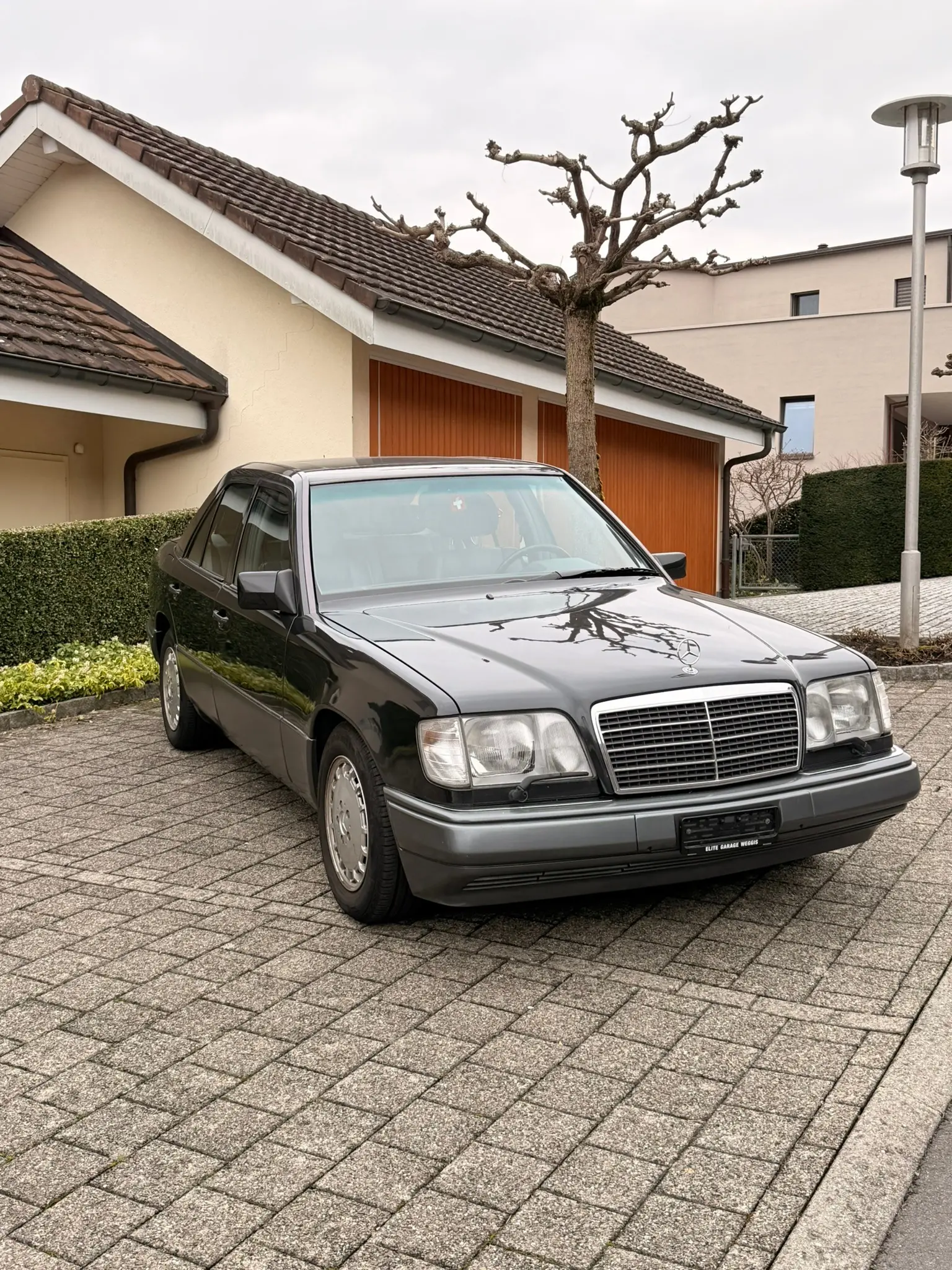 Mercedes-Benz E 320 Business — Berline de prestige 1995, toit panoramique et climatisation 2 zones — vista esterna