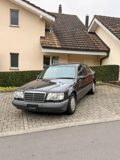 Mercedes-Benz E 320 Business — Berline de prestige 1995, toit panoramique et climatisation 2 zones — fianco