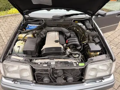 Mercedes-Benz E 320 Business — Berline de prestige 1995, toit panoramique et climatisation 2 zones — dettaglio