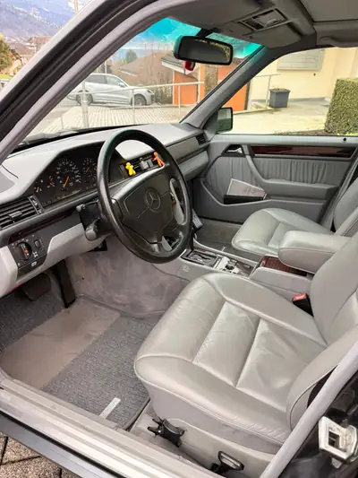 Mercedes-Benz E 320 Business — Berline de prestige 1995, toit panoramique et climatisation 2 zones — Miniatura 9