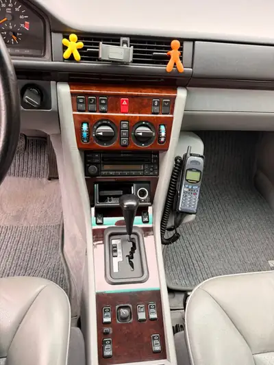 Mercedes-Benz E 320 Business — Berline de prestige 1995, toit panoramique et climatisation 2 zones — Miniatura 12