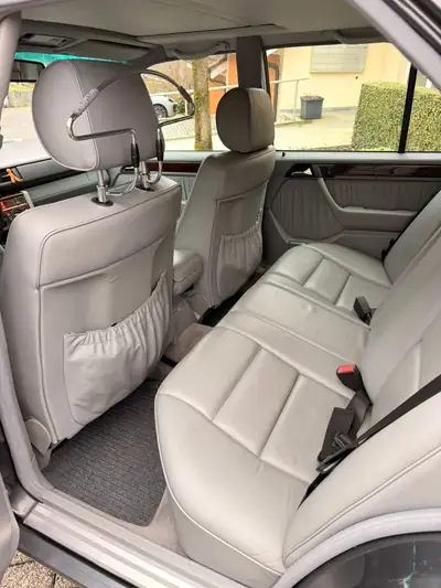 Mercedes-Benz E 320 Business — Berline de prestige 1995, toit panoramique et climatisation 2 zones — Miniatura 10