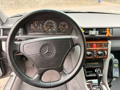 Mercedes-Benz E 320 Business — Berline de prestige 1995, toit panoramique et climatisation 2 zones — Miniatura 11
