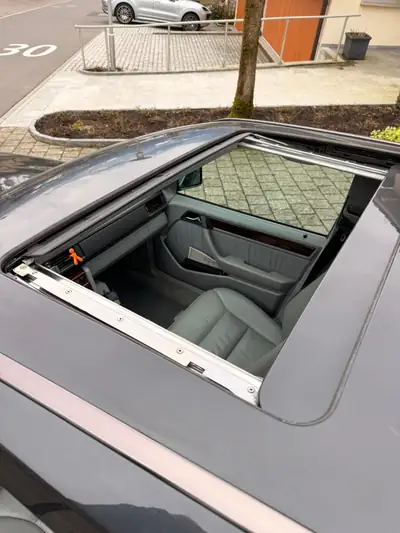 Mercedes-Benz E 320 Business — Berline de prestige 1995, toit panoramique et climatisation 2 zones — Miniatura 14