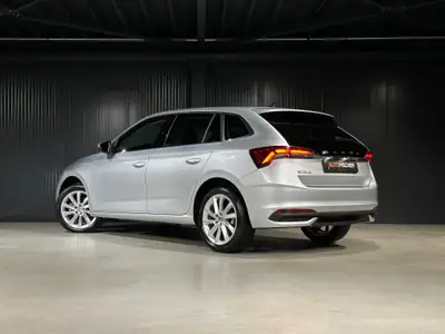 Skoda Scala 1.5 TSI Selection DSG — Berline dynamique, peu kilométrée avec garantie constructeur — side view